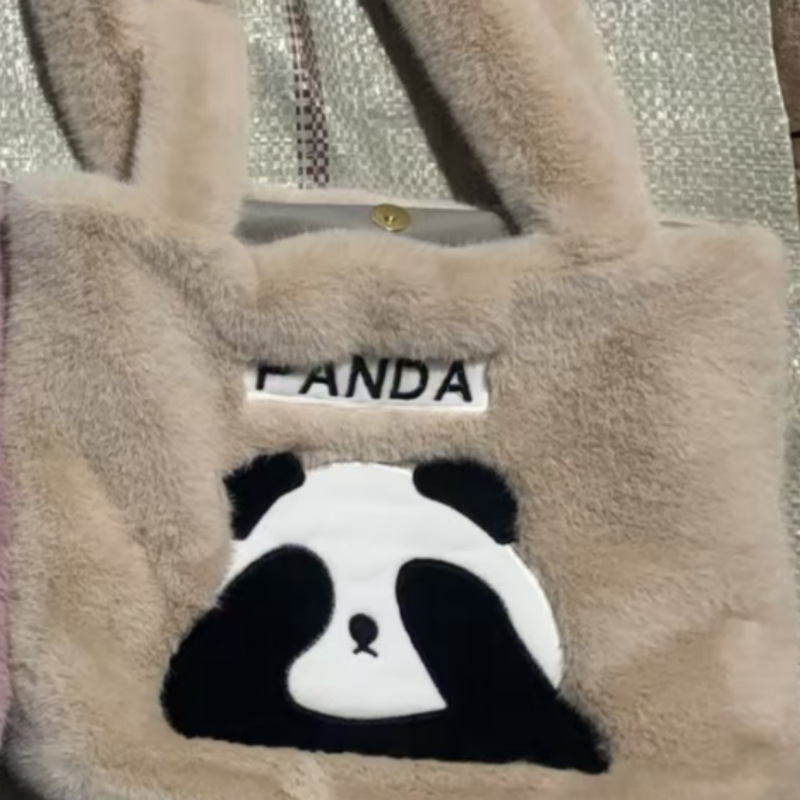 Rucsac Panda din pluș, stil colegial, capacitate mare; Material: pluș; Căptușeală: piele sintetică; Formă: pătrat vertical; Închidere: închidere magnetică; Compartimente interioare: buzunar pentru telefon, buzunar pentru ID