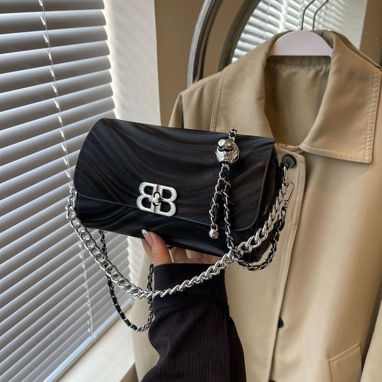 Geantă de umăr din piele, curea în lanț, formă rotundă ca pernă, închidere cu fermoar, căptușeală din poliester, buzunar interior cu fermoar