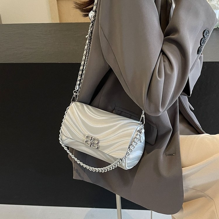 Geantă de umăr din piele, curea în lanț, formă rotundă ca pernă, închidere cu fermoar, căptușeală din poliester, buzunar interior cu fermoar