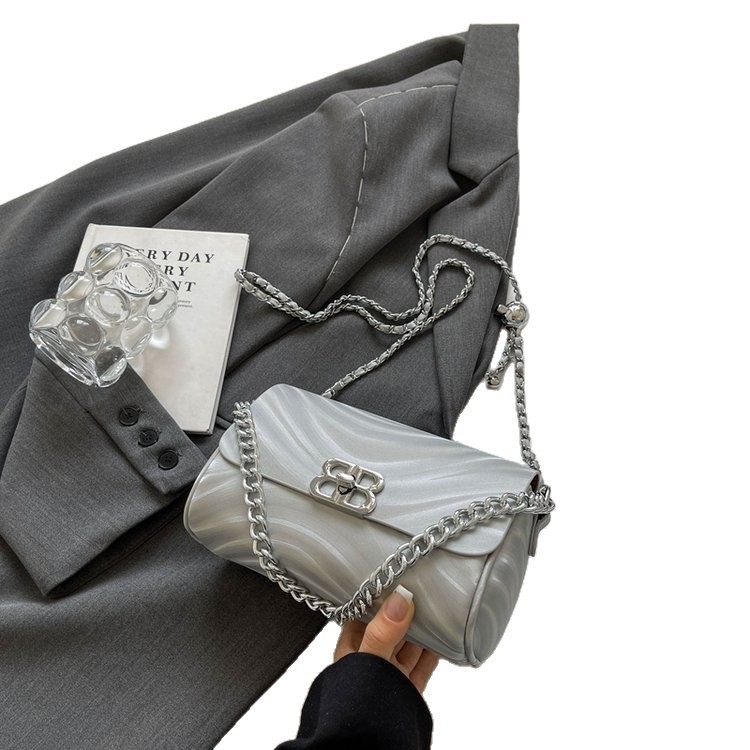 Geantă de umăr din piele, curea în lanț, formă rotundă ca pernă, închidere cu fermoar, căptușeală din poliester, buzunar interior cu fermoar