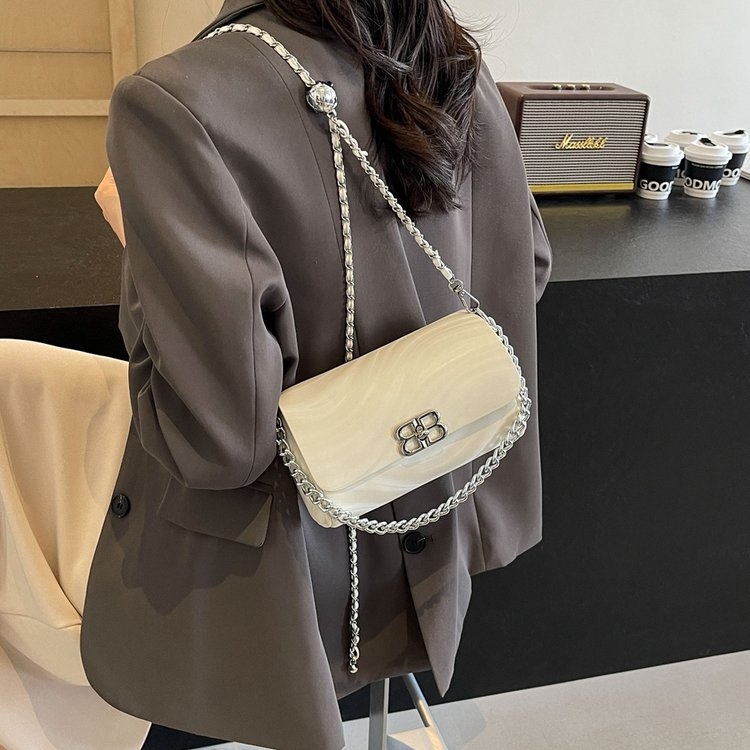 Geantă de umăr din piele, curea în lanț, formă rotundă ca pernă, închidere cu fermoar, căptușeală din poliester, buzunar interior cu fermoar