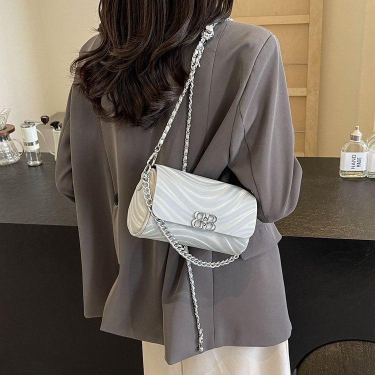 Geantă de umăr din piele, curea în lanț, formă rotundă ca pernă, închidere cu fermoar, căptușeală din poliester, buzunar interior cu fermoar