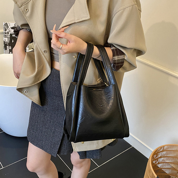 PU kibiro tipo rankinė su magnetiniu užsegimu, miesto minimalistinis stilius, vidinė kišenė telefonui, poliesterio pamušalas, viena peties diržė