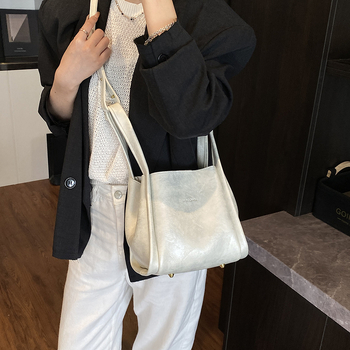 PU kibiro tipo rankinė su magnetiniu užsegimu, miesto minimalistinis stilius, vidinė kišenė telefonui, poliesterio pamušalas, viena peties diržė