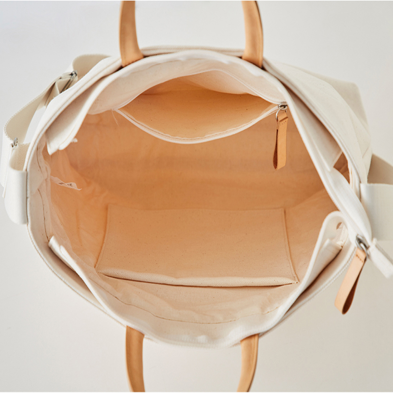 Geantă Tote tricotată, din pânză dungată, formă rotundă, deschidere deschisă, căptușeală nylon, buzunar intern patch, curele duble