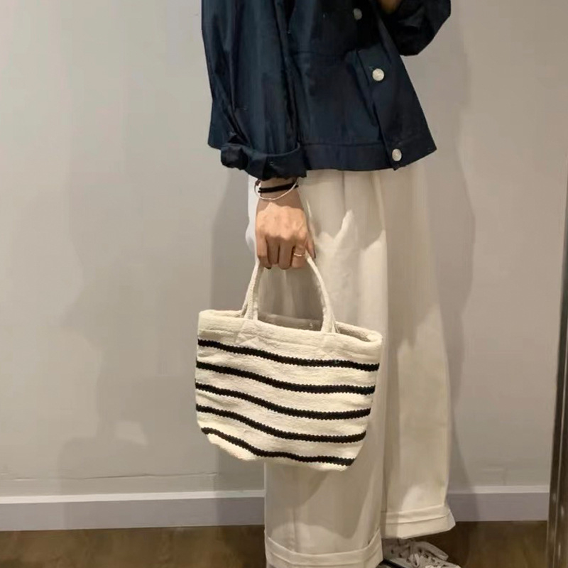 Geantă Tote tricotată, din pânză dungată, formă rotundă, deschidere deschisă, căptușeală nylon, buzunar intern patch, curele duble