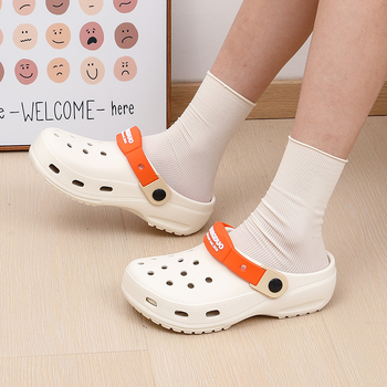 Uniszex lyukas cipő – EVA felső és talp, csúszásmentes, talp 3-4 cm, injektálási öntési technológia