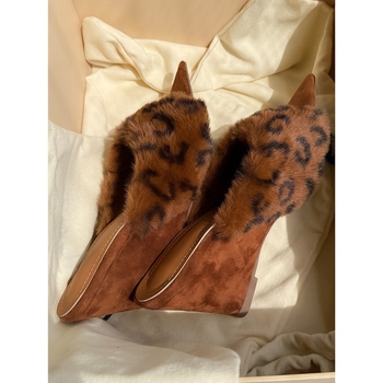 Sandale feminine leopard cu blană, toc în formă de pană – partea superioară nubuk, talpă din cauciuc, vârf ascuțit, stil coreean, vara 2025