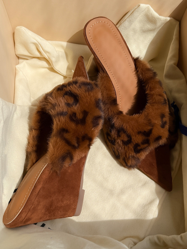 Sandale feminine leopard cu blană, toc în formă de pană – partea superioară nubuk, talpă din cauciuc, vârf ascuțit, stil coreean, vara 2025