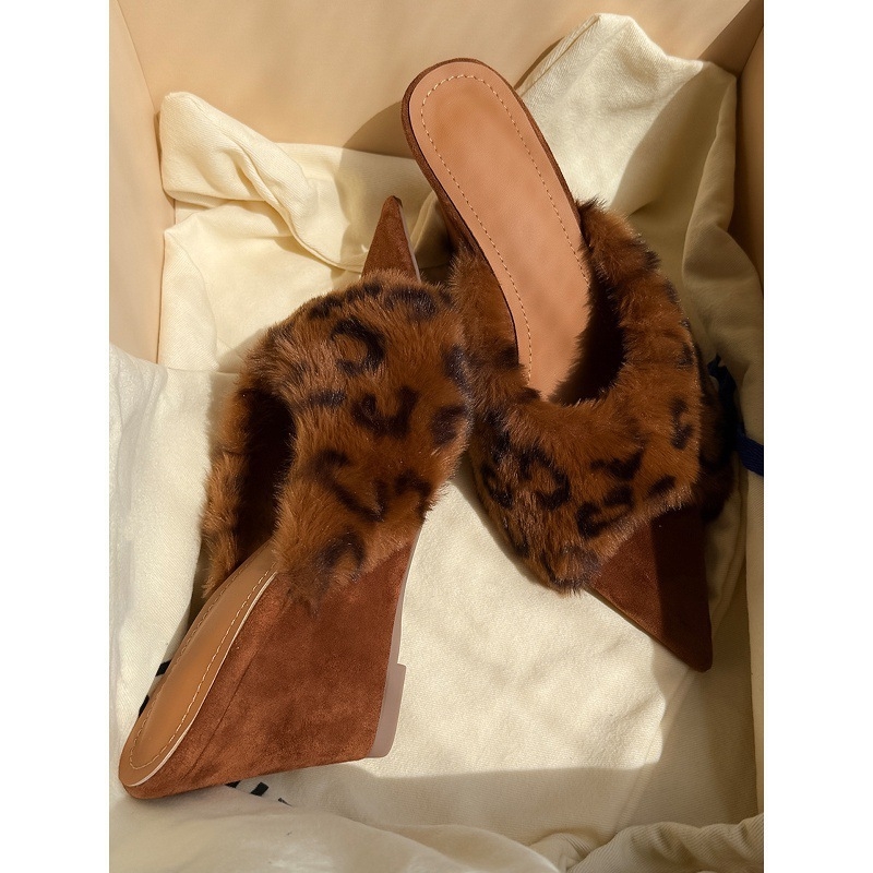 Sandale feminine leopard cu blană, toc în formă de pană – partea superioară nubuk, talpă din cauciuc, vârf ascuțit, stil coreean, vara 2025