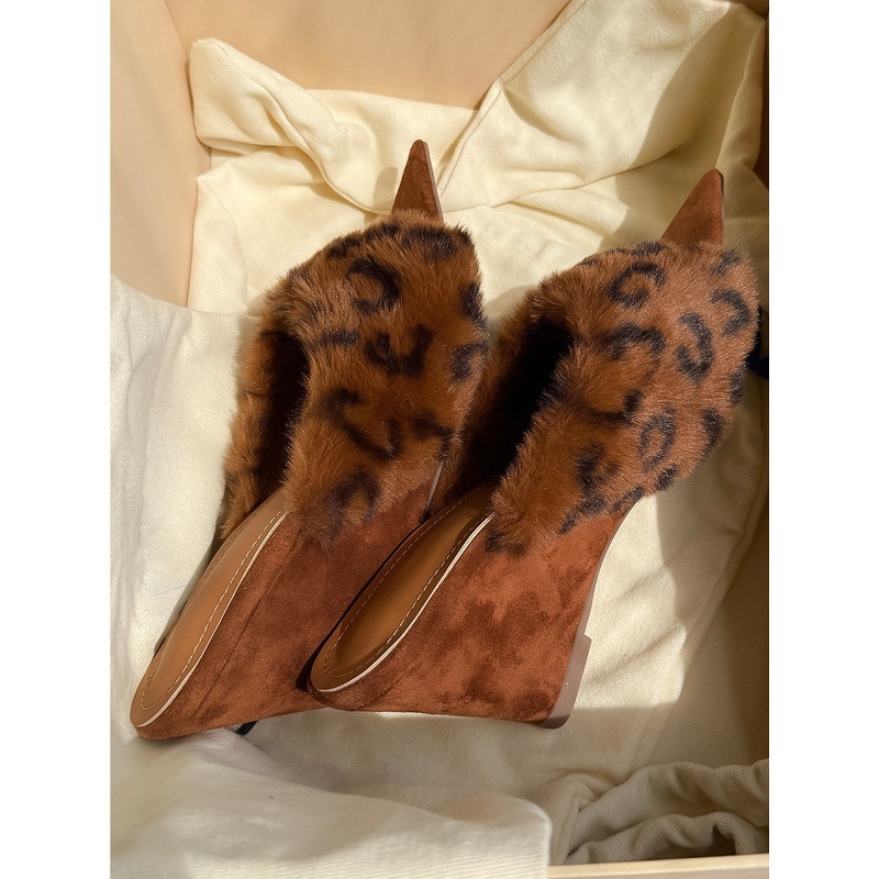 Sandale feminine leopard cu blană, toc în formă de pană – partea superioară nubuk, talpă din cauciuc, vârf ascuțit, stil coreean, vara 2025