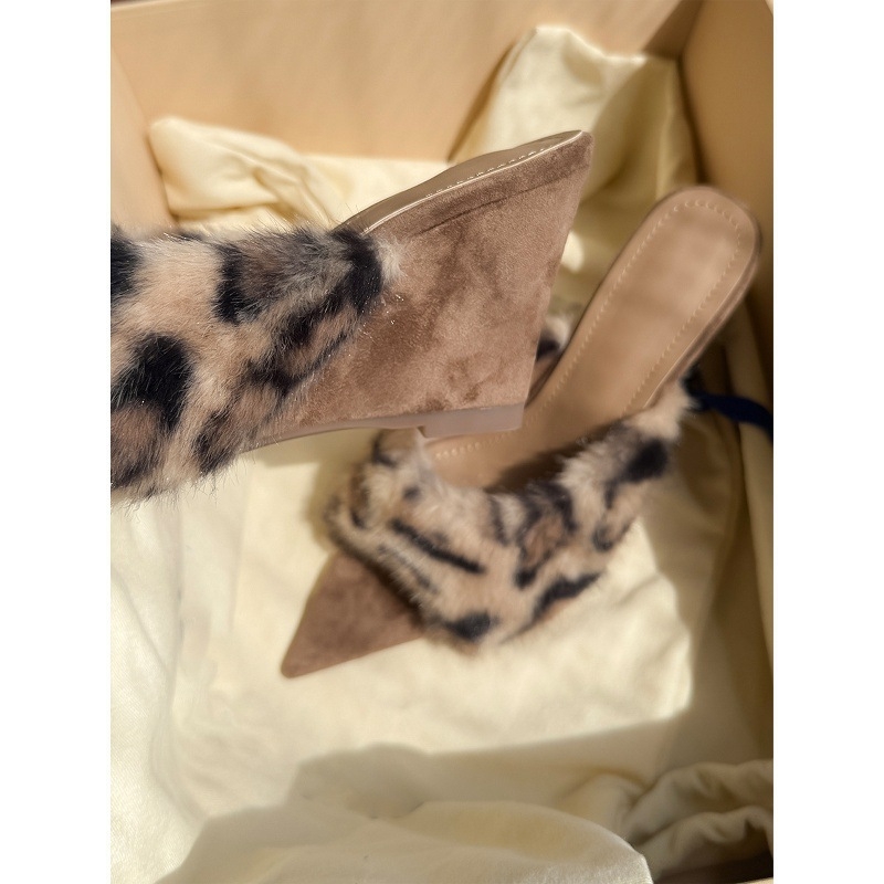 Sandale feminine leopard cu blană, toc în formă de pană – partea superioară nubuk, talpă din cauciuc, vârf ascuțit, stil coreean, vara 2025