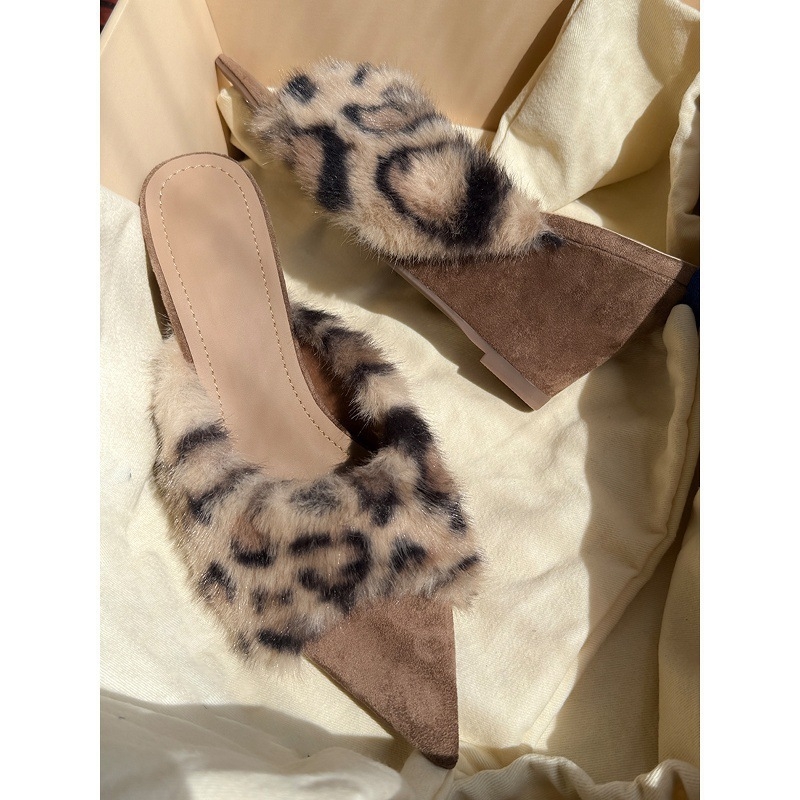Sandale feminine leopard cu blană, toc în formă de pană – partea superioară nubuk, talpă din cauciuc, vârf ascuțit, stil coreean, vara 2025