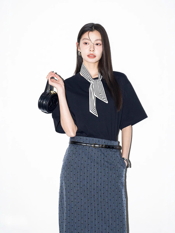 Női T-shirt combed pamutból, pulover stílus, rövid ujjú, kerek nyak, lazább szabás