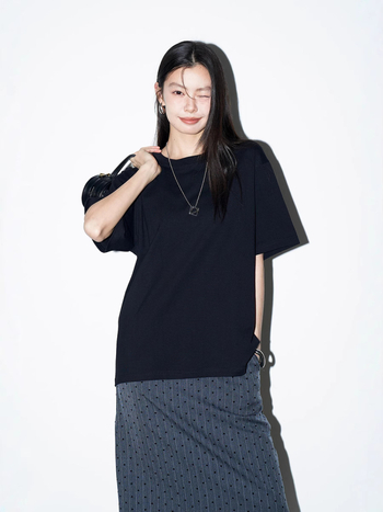 Női T-shirt combed pamutból, pulover stílus, rövid ujjú, kerek nyak, lazább szabás