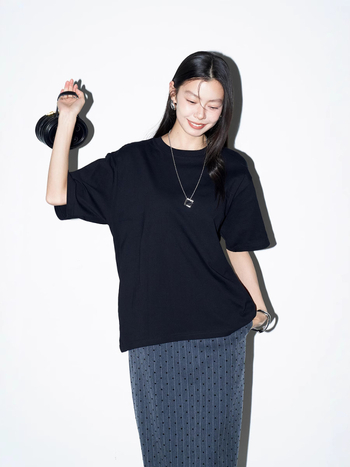 Női T-shirt combed pamutból, pulover stílus, rövid ujjú, kerek nyak, lazább szabás