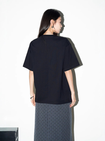 Női T-shirt combed pamutból, pulover stílus, rövid ujjú, kerek nyak, lazább szabás