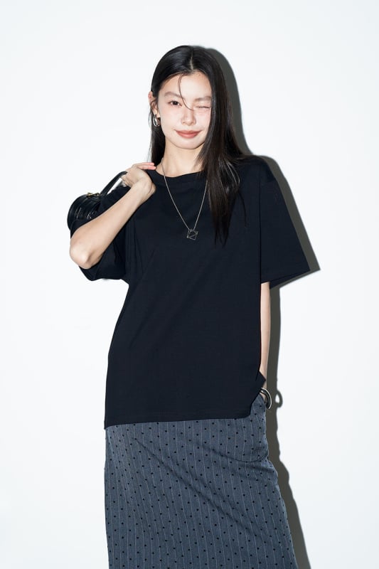 Női T-shirt combed pamutból, pulover stílus, rövid ujjú, kerek nyak, lazább szabás