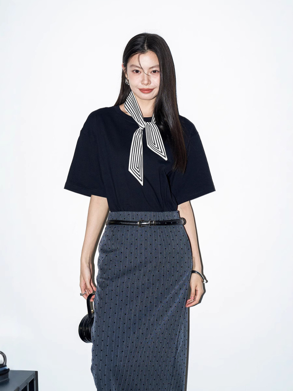 Női T-shirt combed pamutból, pulover stílus, rövid ujjú, kerek nyak, lazább szabás