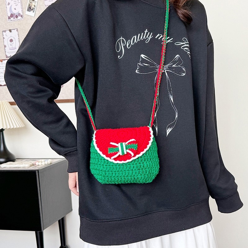 Plüss anyagú crossbody táska Mikulás karikatúra mintával – mágneses zár, belső telefonzseb