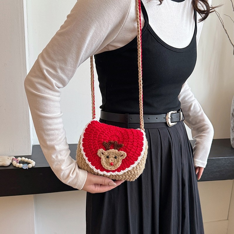 Plüss anyagú crossbody táska Mikulás karikatúra mintával – mágneses zár, belső telefonzseb