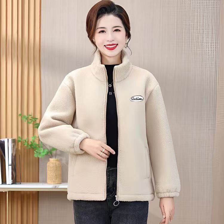 Fog and Frost žieminė striukė su fliso pamušalu, medvilnės-poliesterio audinys, vidutinio ilgio 50–65 cm, laisvas retro stilius.