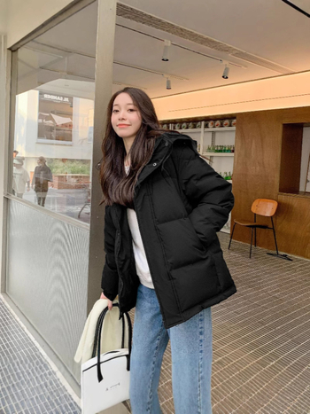 Kabát s perím s výplňou z bieleho kačacieho peria, obsah peria 86–90%, kapucňa, hrubý