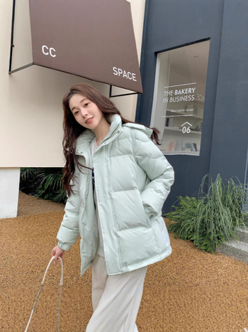 Kabát s perím s výplňou z bieleho kačacieho peria, obsah peria 86–90%, kapucňa, hrubý