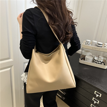 PU tote kott tõmblukuga, polüestervooder, horisontaalne ruudukujuline kuju, sisemine tõmblukukott, üks õlarihm, igapäevaseks kasutamiseks, suvi 2025