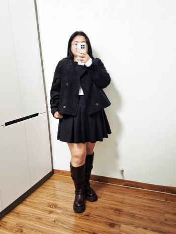 Női téli velúr párnázott motorkerékpárdzseki, laza szabású, dupla gombos záródás, középmagas hossz, poliészter-spandesz anyag