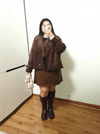 Női téli velúr párnázott motorkerékpárdzseki, laza szabású, dupla gombos záródás, középmagas hossz, poliészter-spandesz anyag