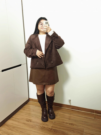 Női téli velúr párnázott motorkerékpárdzseki, laza szabású, dupla gombos záródás, középmagas hossz, poliészter-spandesz anyag