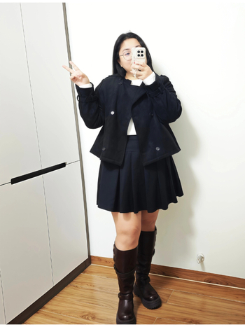 Női téli velúr párnázott motorkerékpárdzseki, laza szabású, dupla gombos záródás, középmagas hossz, poliészter-spandesz anyag