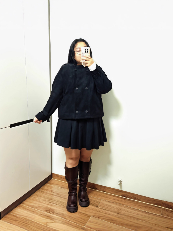 Női téli velúr párnázott motorkerékpárdzseki, laza szabású, dupla gombos záródás, középmagas hossz, poliészter-spandesz anyag