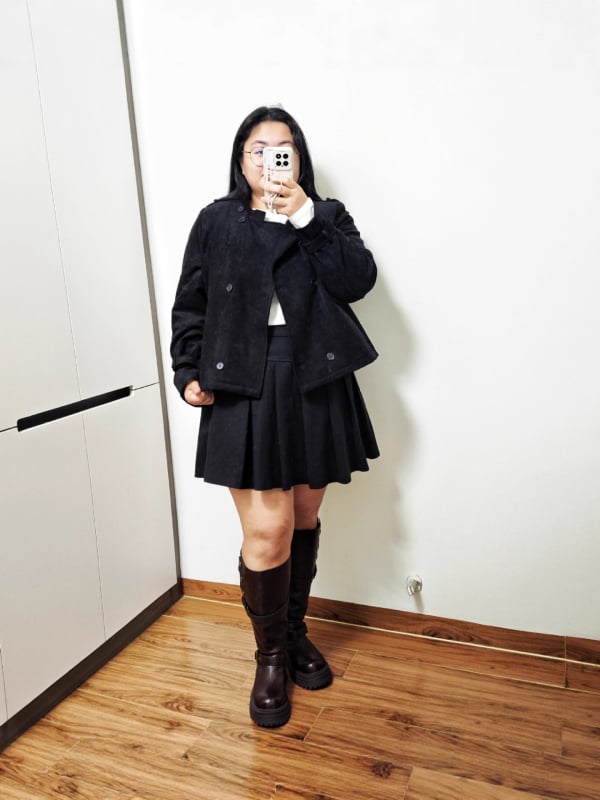 Női téli velúr párnázott motorkerékpárdzseki, laza szabású, dupla gombos záródás, középmagas hossz, poliészter-spandesz anyag