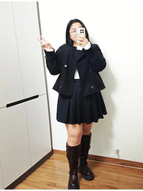 Női téli velúr párnázott motorkerékpárdzseki, laza szabású, dupla gombos záródás, középmagas hossz, poliészter-spandesz anyag