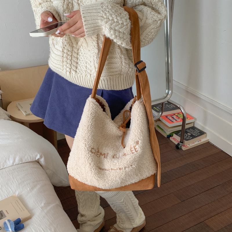 Crowned Penguin Tote torba od plišane — gradski minimalistički stil, velika zapremina, zatvaranje zatvaračem, horizontalni kvadratni oblik, unutarnja džep za dokumente