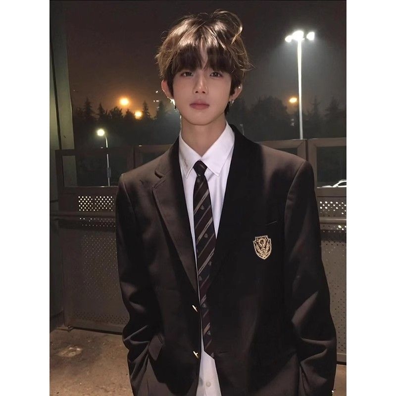 Jaapani stiilis meeste kooliülikond, kahe nupuga plaks, Notch lapel, kitsas lõige, polüesterkiudude segu, kevad 2025