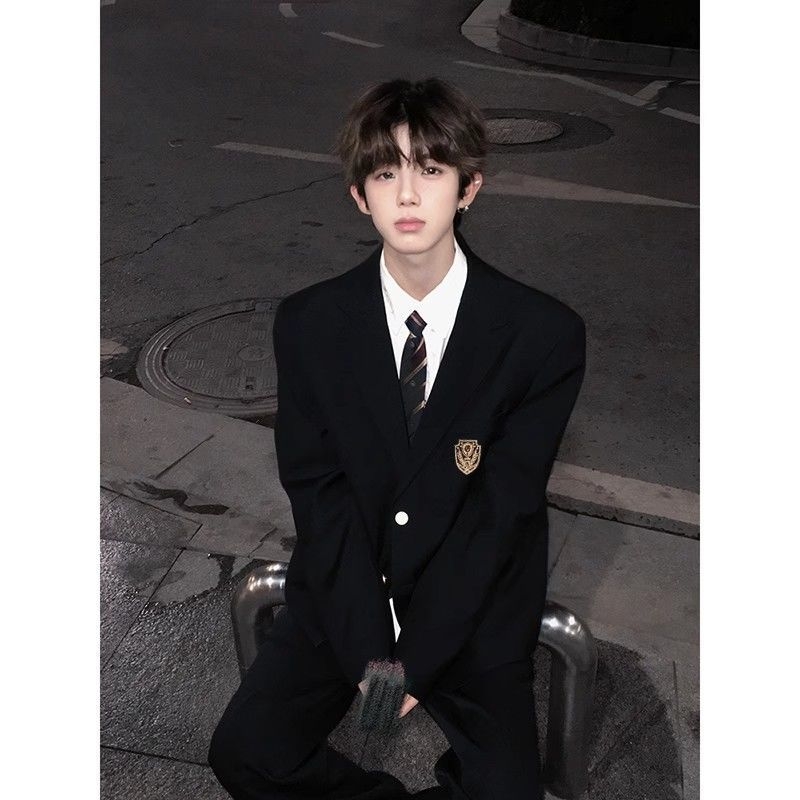 Jaapani stiilis meeste kooliülikond, kahe nupuga plaks, Notch lapel, kitsas lõige, polüesterkiudude segu, kevad 2025