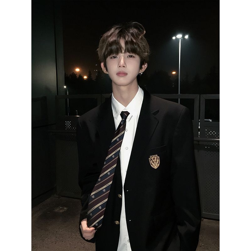 Jaapani stiilis meeste kooliülikond, kahe nupuga plaks, Notch lapel, kitsas lõige, polüesterkiudude segu, kevad 2025