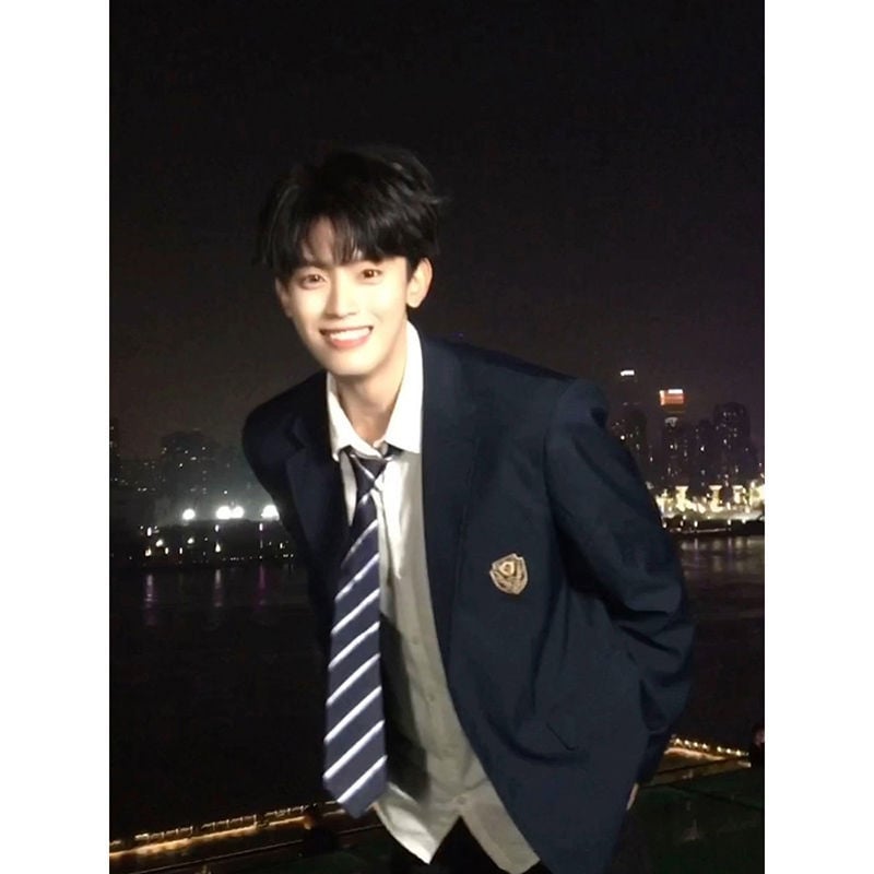 Jaapani stiilis meeste kooliülikond, kahe nupuga plaks, Notch lapel, kitsas lõige, polüesterkiudude segu, kevad 2025