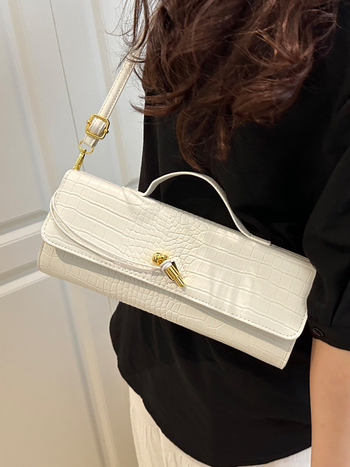 PU ženska torba s krokodilinim uzorom, horizontalan baguette oblik, zatvaranje brava, unutarnji pretinci za telefon i ID, jedna naramenica