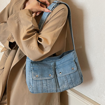 Denim vállon átvethető táska keresztpántos stílusban, cipzáras záródás, horizontális négyszögletes forma, belső cipzáros zsebek és telefonzseb, 2025-ös őszi kiadás
