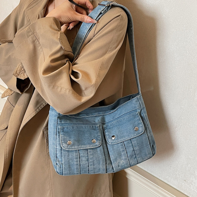 Denim vállon átvethető táska keresztpántos stílusban, cipzáras záródás, horizontális négyszögletes forma, belső cipzáros zsebek és telefonzseb, 2025-ös őszi kiadás