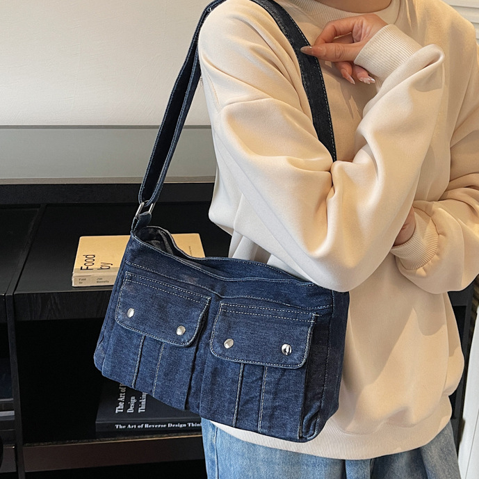 Denim vállon átvethető táska keresztpántos stílusban, cipzáras záródás, horizontális négyszögletes forma, belső cipzáros zsebek és telefonzseb, 2025-ös őszi kiadás