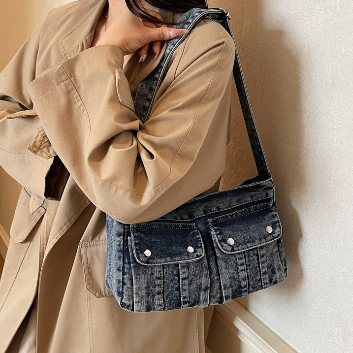 Denim vállon átvethető táska keresztpántos stílusban, cipzáras záródás, horizontális négyszögletes forma, belső cipzáros zsebek és telefonzseb, 2025-ös őszi kiadás