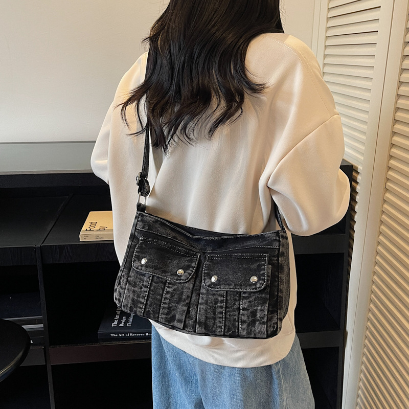 Denim vállon átvethető táska keresztpántos stílusban, cipzáras záródás, horizontális négyszögletes forma, belső cipzáros zsebek és telefonzseb, 2025-ös őszi kiadás