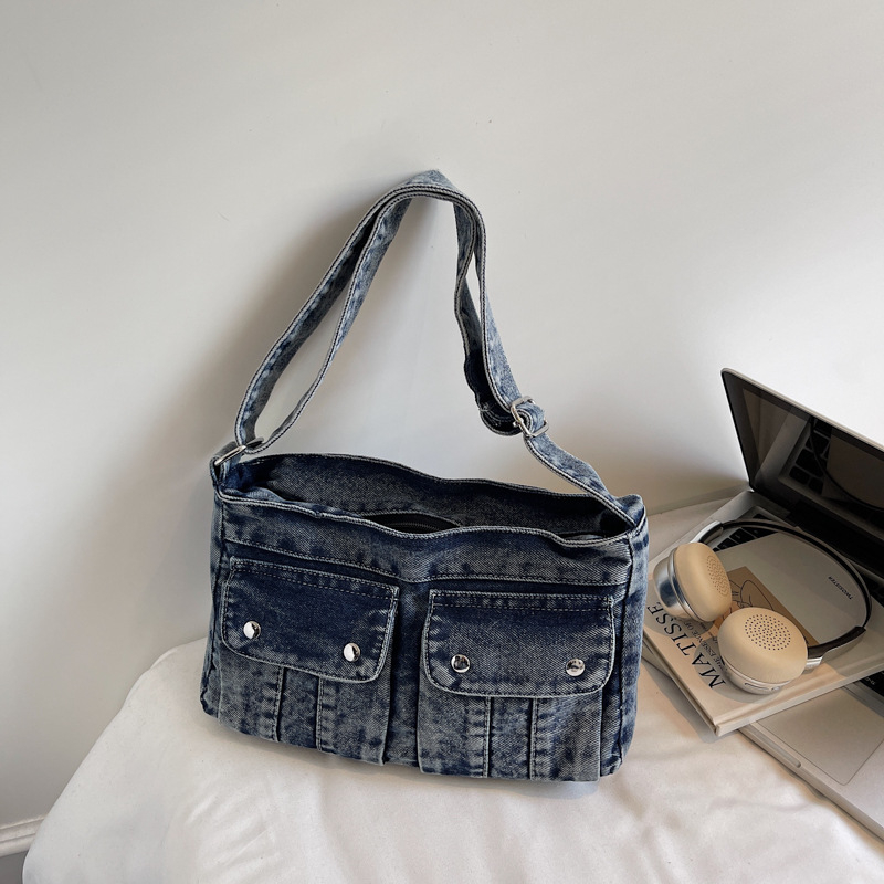 Denim vállon átvethető táska keresztpántos stílusban, cipzáras záródás, horizontális négyszögletes forma, belső cipzáros zsebek és telefonzseb, 2025-ös őszi kiadás