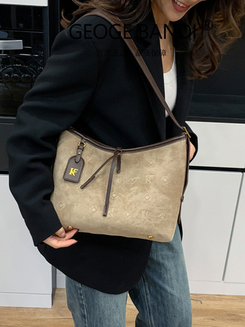 Geantă Tote în stil urban simplu, din super fibră; formă orizontală pătrată; închidere cu fermoar; căptușeală poliester; buzunar intern pentru telefon; cu o singură curea de umăr; pentru utilizare zilnică, lansare vara 2025.