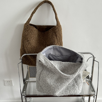 Geantă bucket pentru umăr, în stil street, material lână, formă orizontal pătrată, căptușeală poliester, buzunar intern pentru telefon